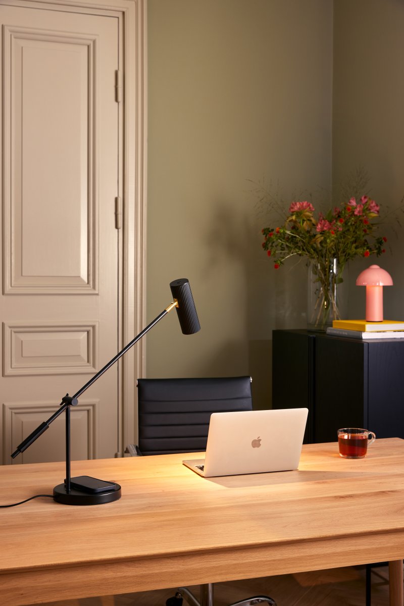 Hubble Read 64cm Sort skrivebordslampe Fra Globen Lighting - USB C-porten på bagsiden af lampefoden er testet med enheder fra Apple og burde være kompatibel med versioner op til iPhone 15 og iPad 10.