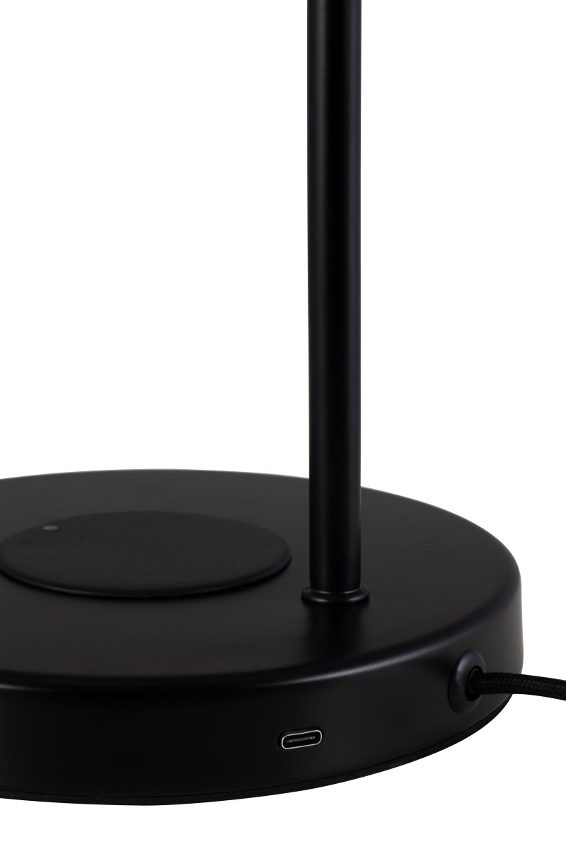 Hubble Read 64cm Sort skrivebordslampe Fra Globen Lighting - USB C-porten på bagsiden af lampefoden er testet med enheder fra Apple og burde være kompatibel med versioner op til iPhone 15 og iPad 10.