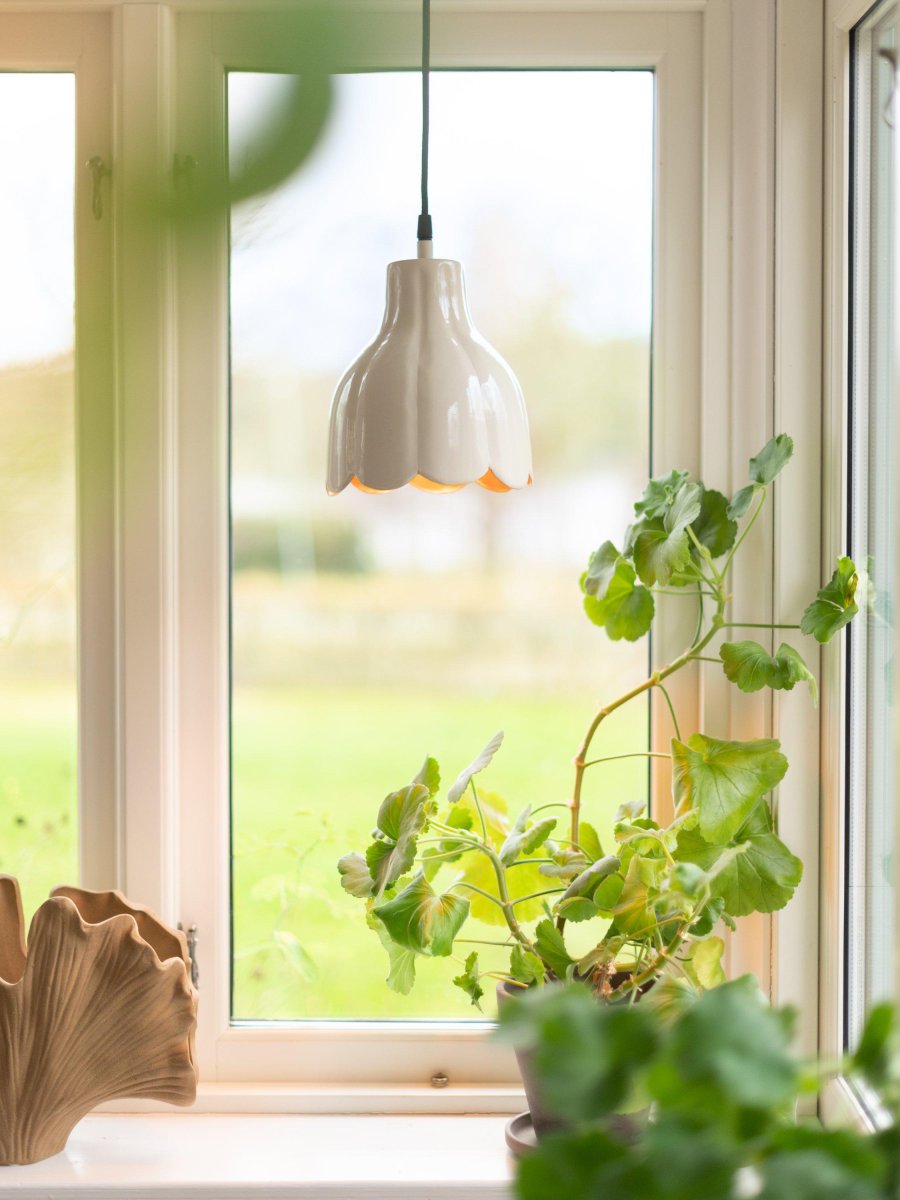 Tulippa Ø17 Beige vindueslampe Fra PR Home - Loft/vindueslampe Tulippa i metal.