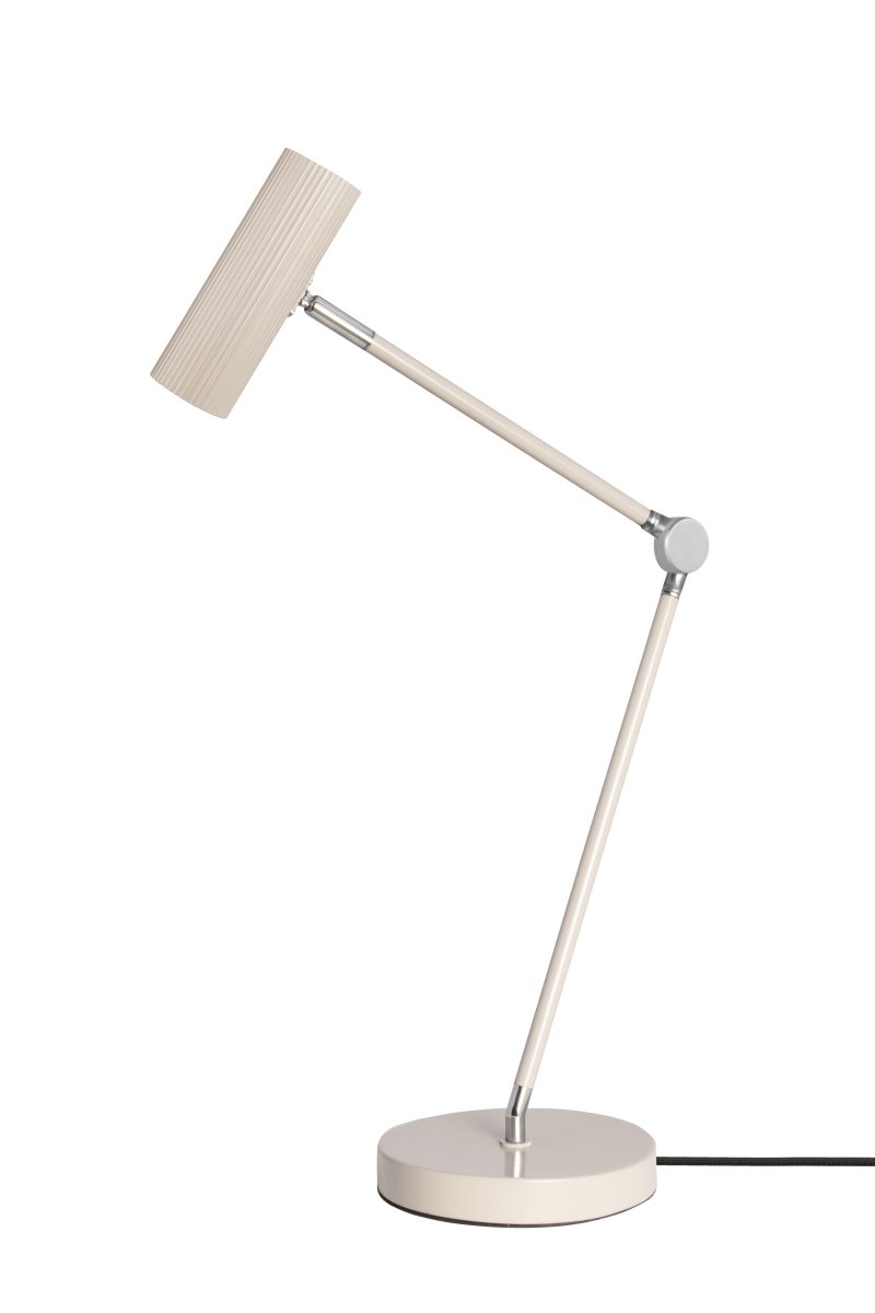 Hubble Read 45cm Beige skrivebordslampe Fra Globen Lighting - Lampen er lavet af matlakeret stål/aluminium og har en 200 cm lang tekstilledning med afbryder og stik.