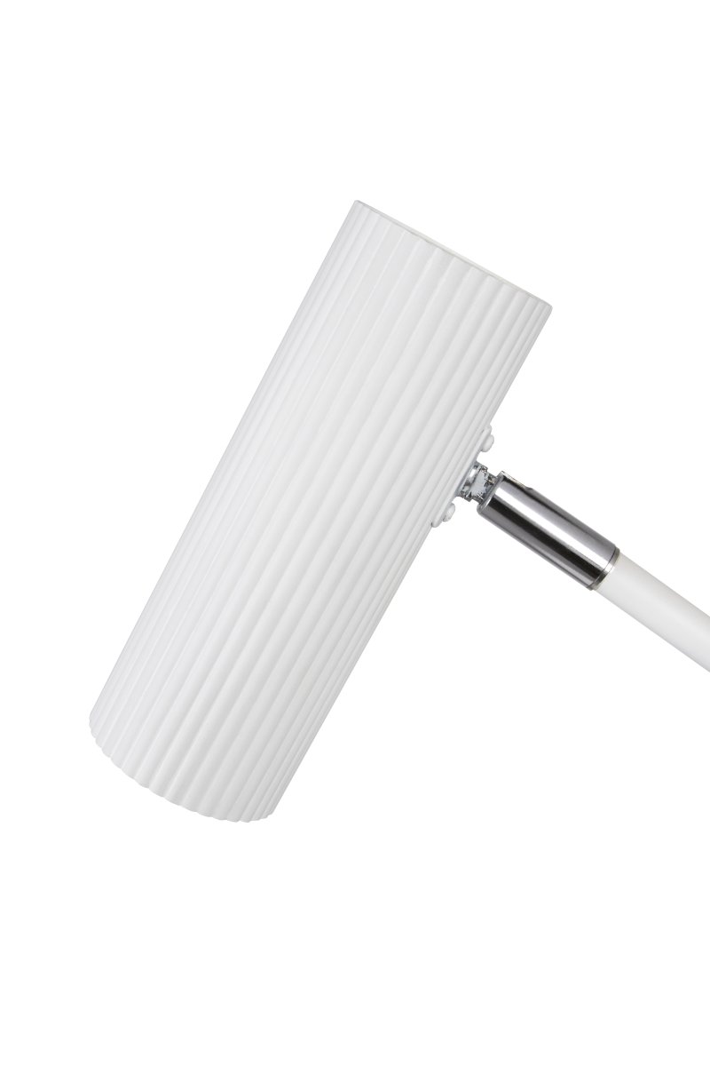 Hubble Read 45cm Hvid skrivebordslampe Fra Globen Lighting - Lampen er lavet af matlakeret st&aring;l/aluminium og har en 200 cm lang tekstilledning med afbryder og stik.