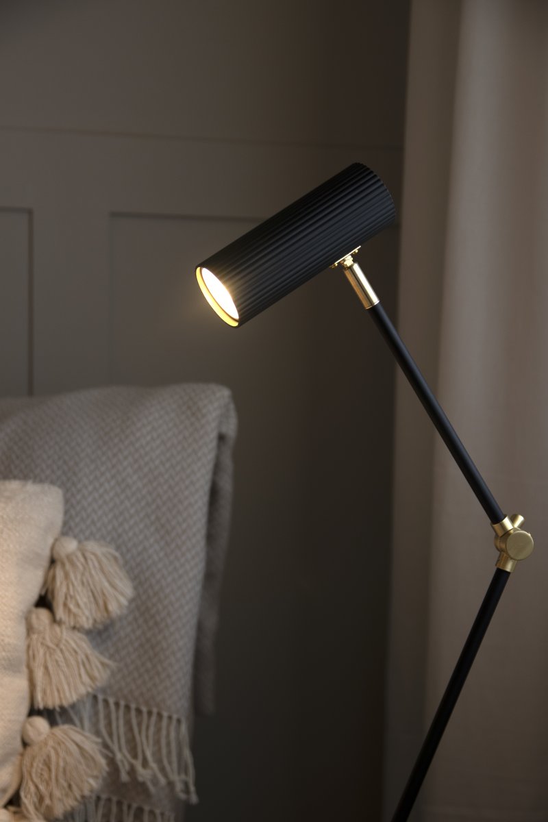 Hubble Read 45cm Sort skrivebordslampe Fra Globen Lighting - Hubble Read er en moderne skrivebordslampe med en rørformet og riflet metalskærm.