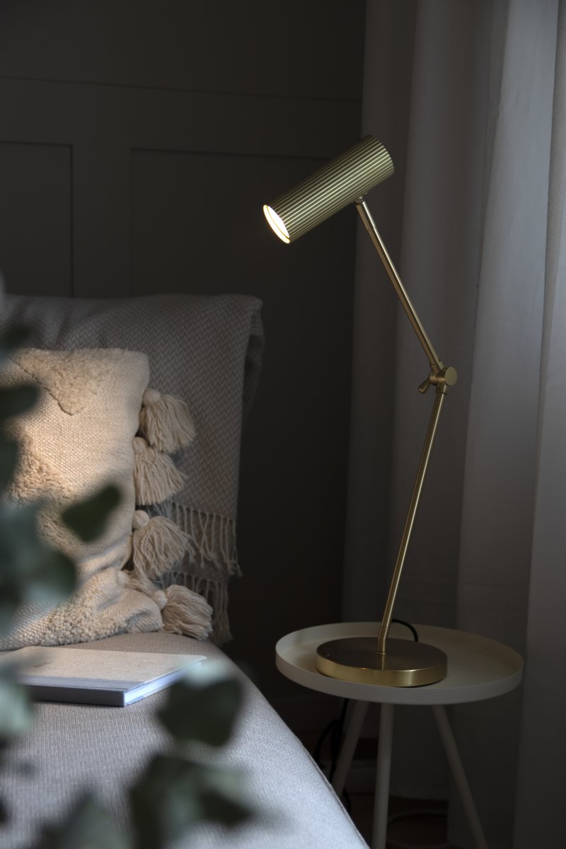 Hubble Read 45cm Børstet messing skrivebordslampe Fra Globen Lighting - Hubble Read er en moderne skrivebordslampe med en rørformet og riflet metalskærm.