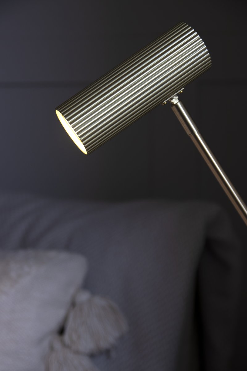 Hubble Read 45cm Børstet messing skrivebordslampe Fra Globen Lighting - Hubble Read er en moderne skrivebordslampe med en rørformet og riflet metalskærm.