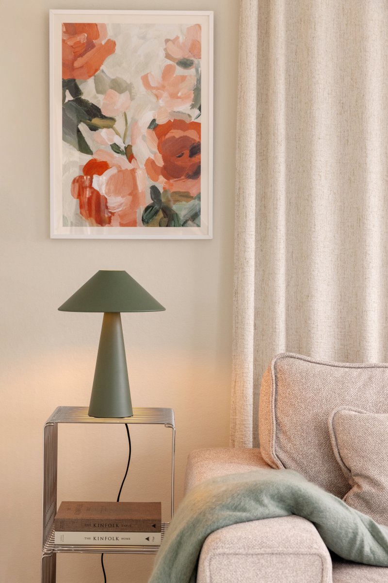 Cannes 40cm Mosgrøn bordlampe Fra Globen Lighting - Cannes er lavet af matlakeret metal og har en 200 cm lang tekstilledning med stik og afbryder.