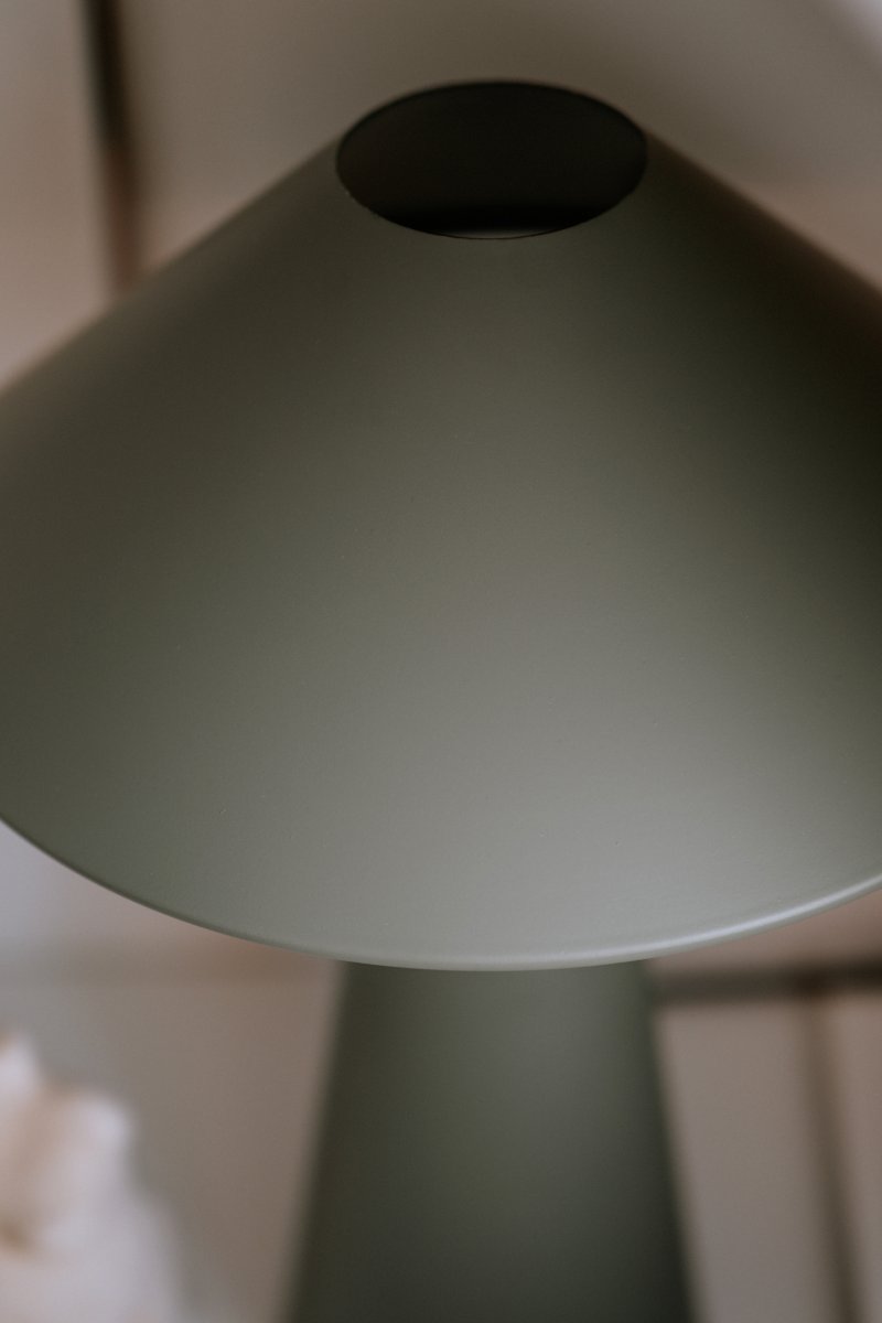 Cannes 40cm Mosgrøn bordlampe Fra Globen Lighting - Cannes er lavet af matlakeret metal og har en 200 cm lang tekstilledning med stik og afbryder.