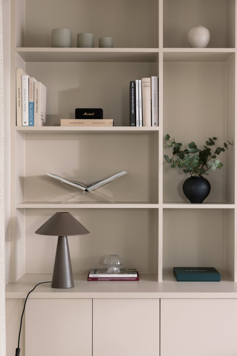 Cannes 40cm Mokka bordlampe Fra Globen Lighting - Cannes er lavet af matlakeret metal og har en 200 cm lang tekstilledning med stik og afbryder.