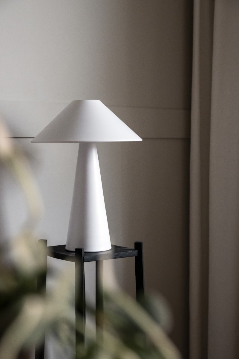 Cannes 40cm Hvid bordlampe Fra Globen Lighting - Cannes er lavet af matlakeret metal og har en 200 cm lang tekstilledning med stik og afbryder.