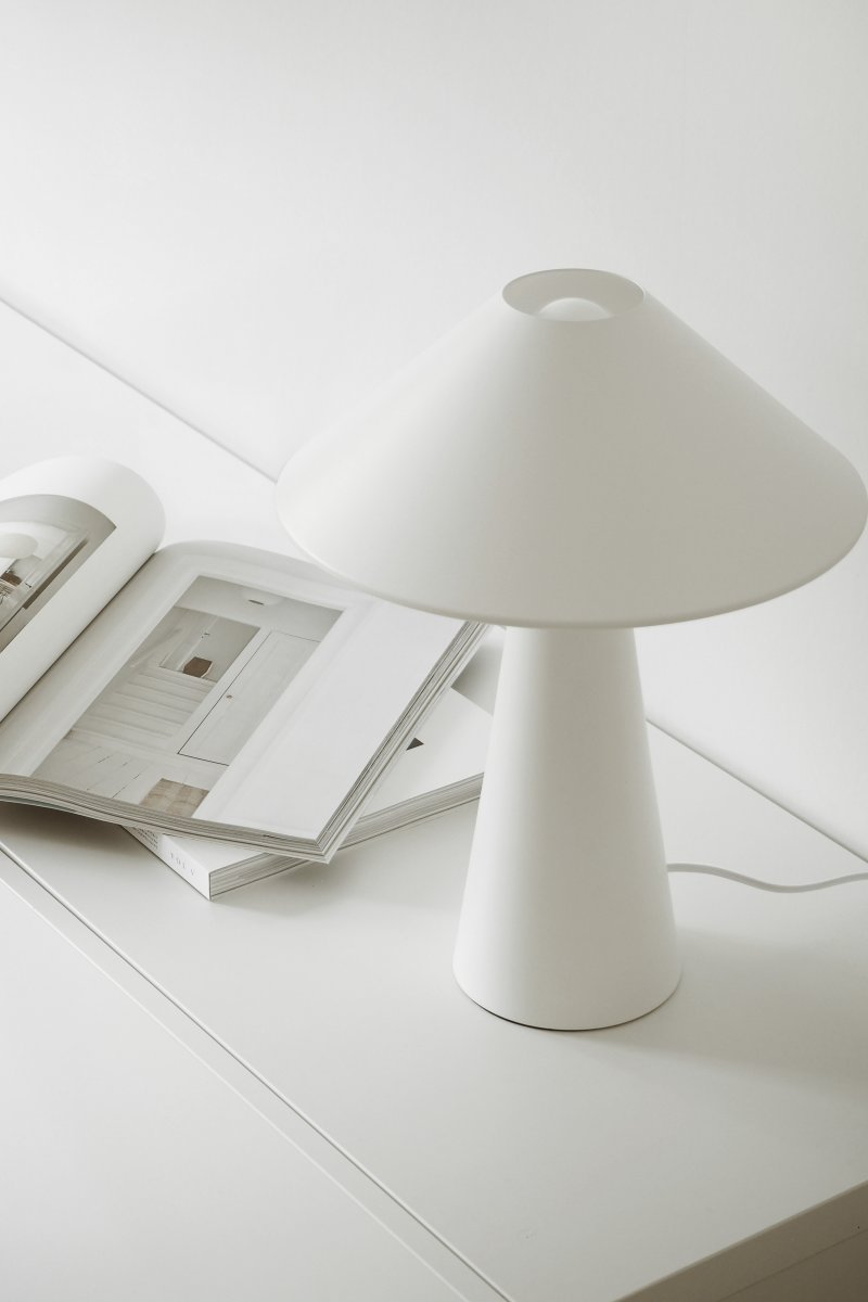 Cannes 40cm Hvid bordlampe Fra Globen Lighting - Cannes er lavet af matlakeret metal og har en 200 cm lang tekstilledning med stik og afbryder.