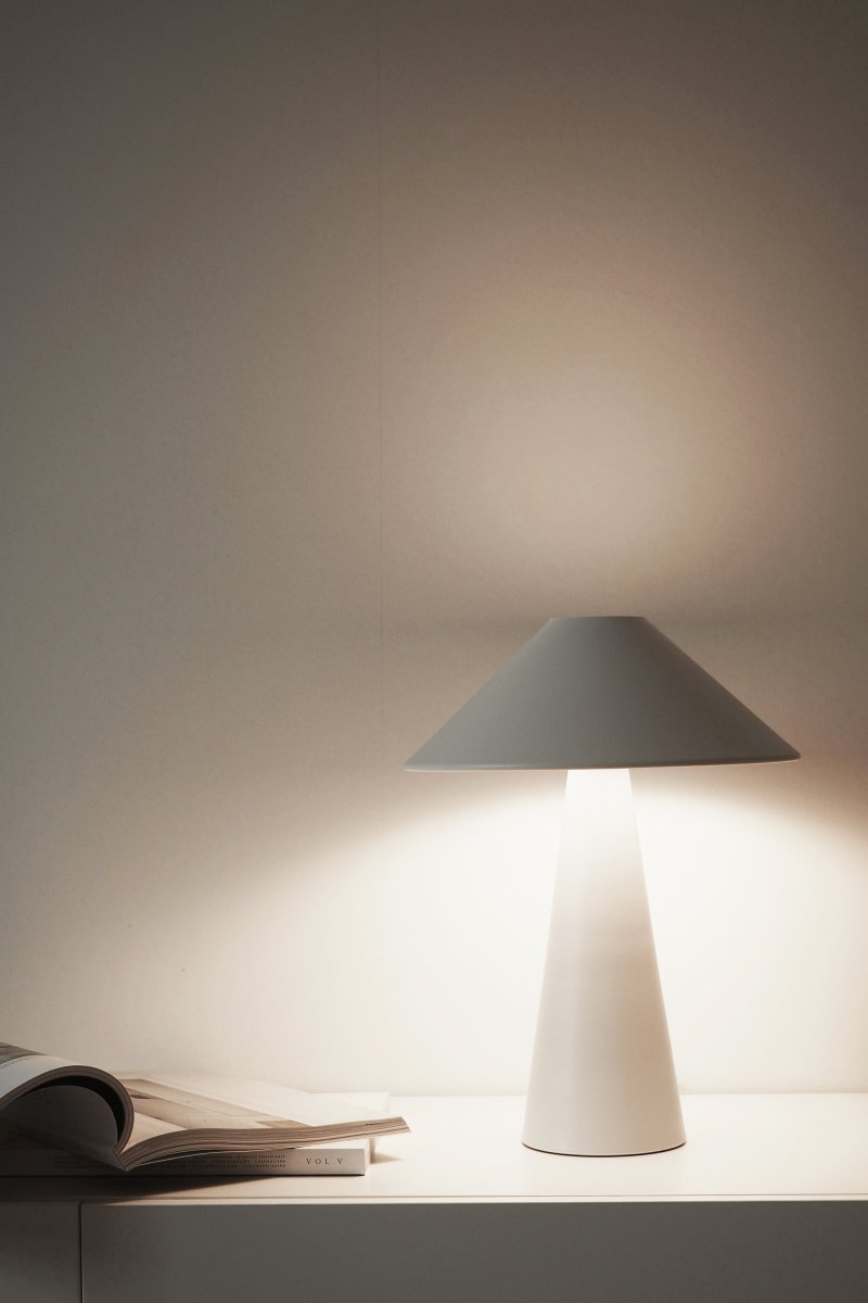 Cannes 40cm Hvid bordlampe Fra Globen Lighting - Cannes er lavet af matlakeret metal og har en 200 cm lang tekstilledning med stik og afbryder.
