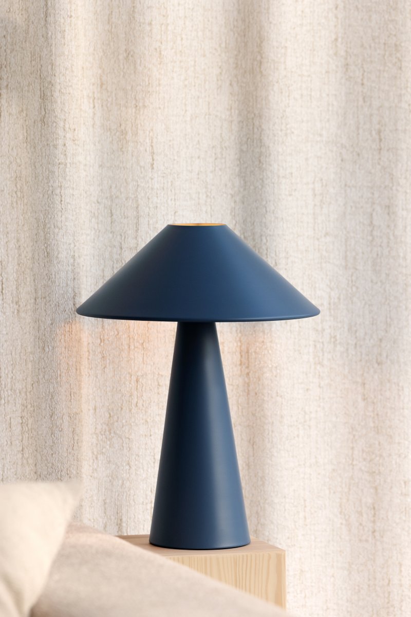 Cannes 40cm Blå bordlampe Fra Globen Lighting - Cannes er lavet af matlakeret metal og har en 200 cm lang tekstilledning med stik og afbryder.