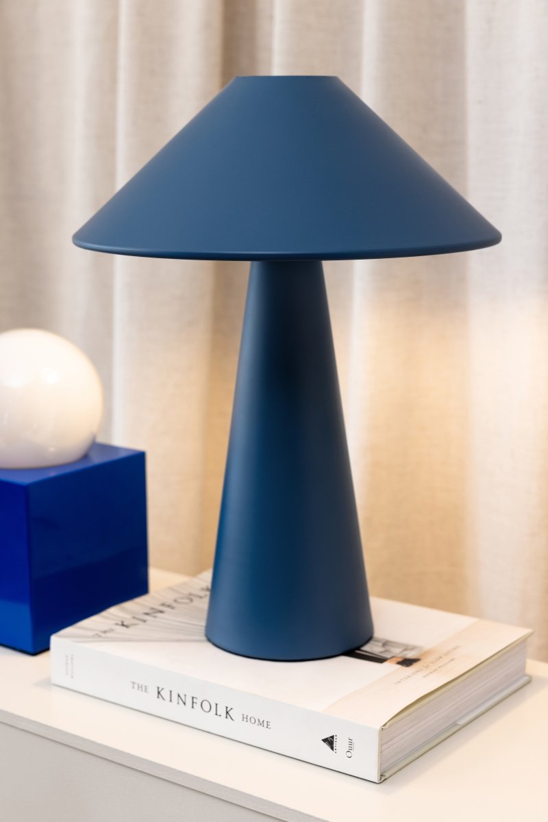 Cannes 40cm Blå bordlampe Fra Globen Lighting - Cannes er lavet af matlakeret metal og har en 200 cm lang tekstilledning med stik og afbryder.