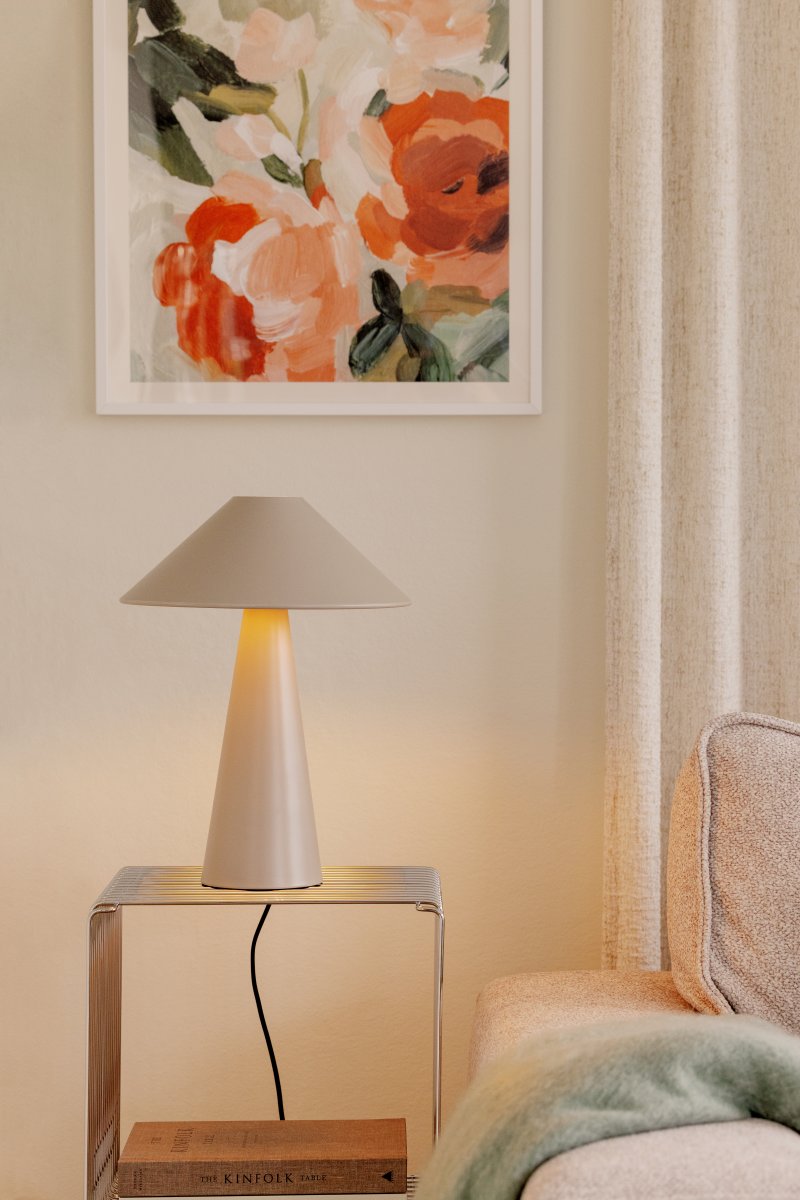 Cannes 40cm Beige bordlampe Fra Globen Lighting - Cannes er lavet af matlakeret metal og har en 200 cm lang tekstilledning med stik og afbryder.