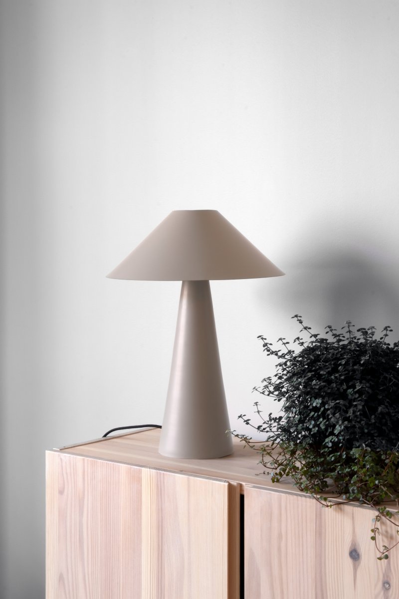 Cannes 40cm Beige bordlampe Fra Globen Lighting - Cannes er lavet af matlakeret metal og har en 200 cm lang tekstilledning med stik og afbryder.