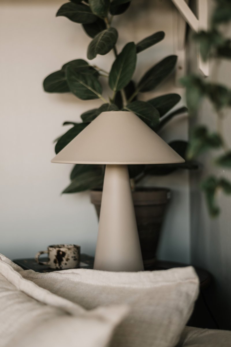 Cannes 40cm Beige bordlampe Fra Globen Lighting - Cannes er lavet af matlakeret metal og har en 200 cm lang tekstilledning med stik og afbryder.