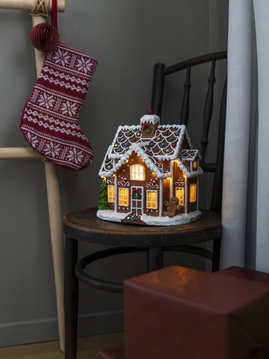 Peberkagehus 27cm Brun Fra Konstsmide - S&oslash;dt honningkagehus med 11 ravfarvede LED-lys, der lyser op med julens magi.