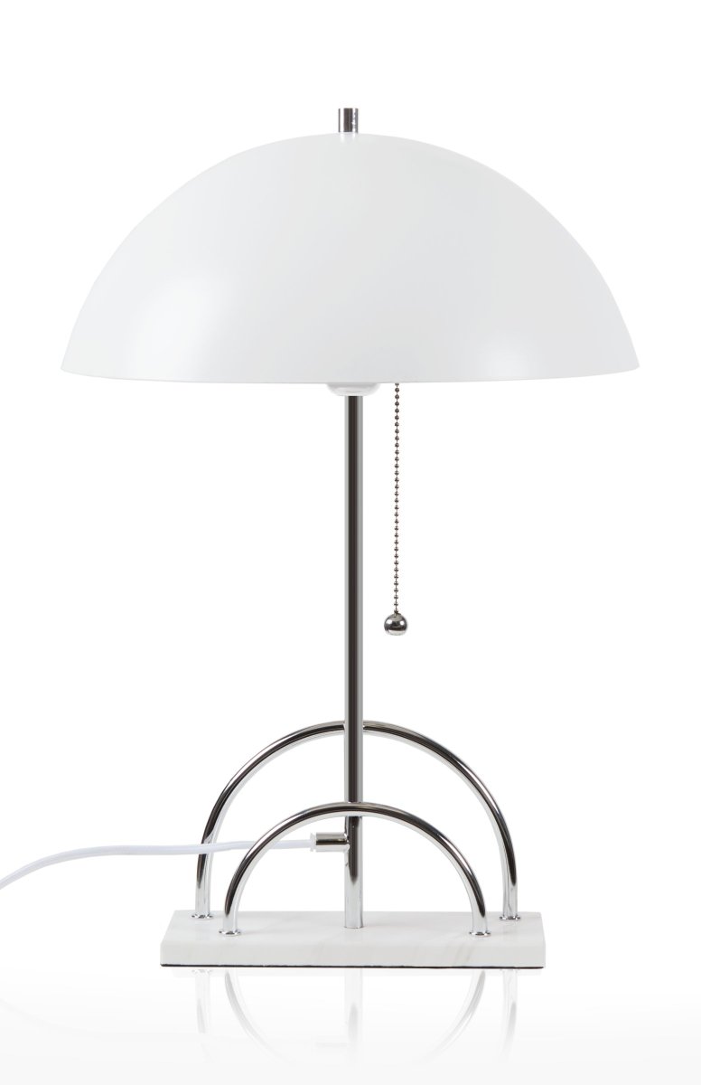 Sarah 50cm Hvid bordlampe Fra Globen Lighting - Bordlampe lavet med forkromet metalramme med praktisk opbevaring til bogstaver eller billeder.