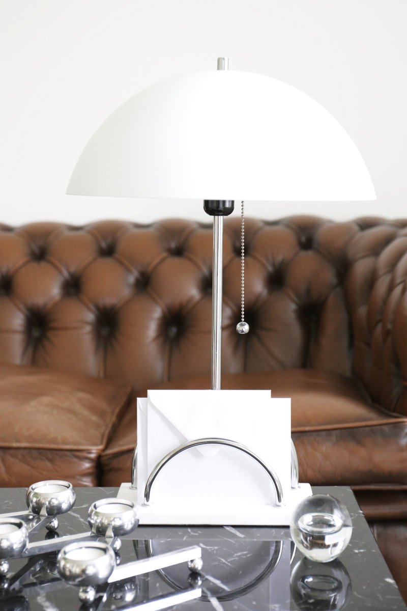 Sarah 50cm Hvid bordlampe Fra Globen Lighting - Bordlampe lavet med forkromet metalramme med praktisk opbevaring til bogstaver eller billeder.