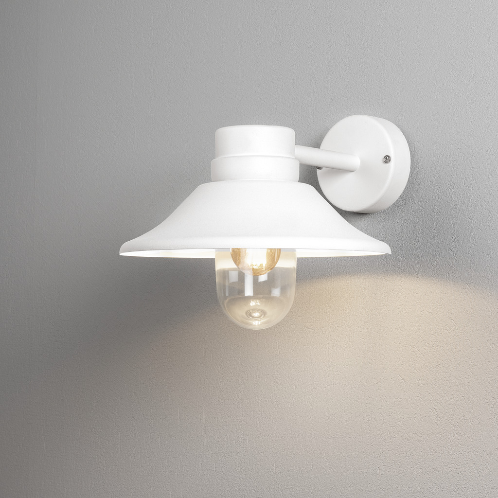 Vega Hvid udendørslampe Fra Konstsmide - Den brede skærm og den klare glaskuppel spreder et behageligt og rettet lys, som gør lampen perfekt til entre og terrasser.