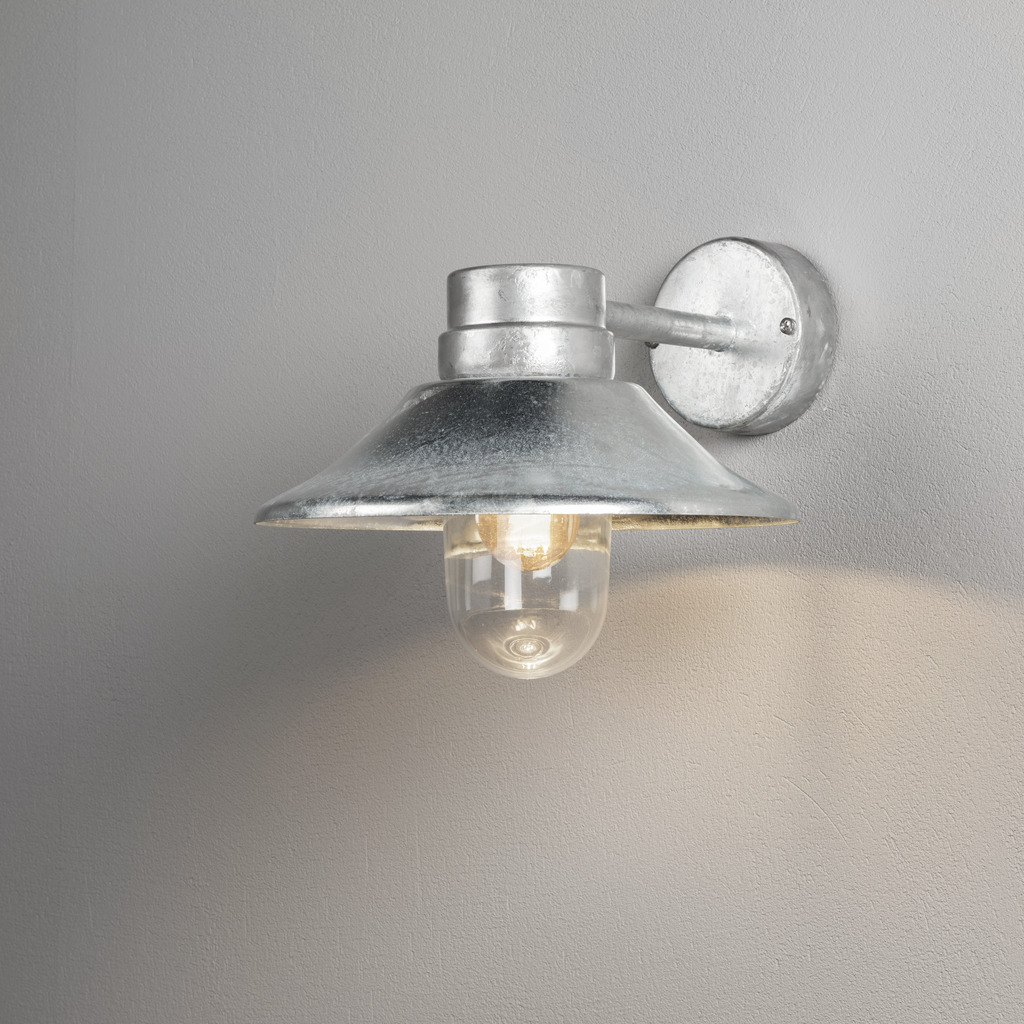 Vega Varmgalvaniseret udendørslampe Fra Konstsmide - Den brede skærm og den klare glaskuppel spreder et behageligt og rettet lys, som gør lampen perfekt til entre og terrasser.