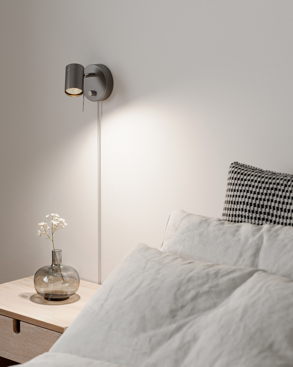 Correct Stålgrå læselampe Fra By Rydéns - Correct v&aelig;glampe er en stilfuld og minimalistisk v&aelig;gspotlight med et justerbart lampehoved, hvor du nemt kan tilpasse dit lys.