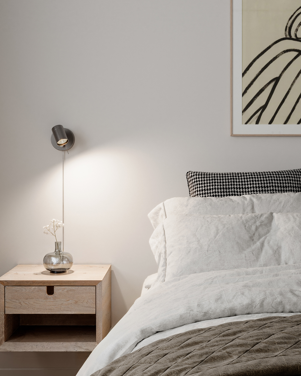 Correct Stålgrå læselampe Fra By Rydéns - Correct v&aelig;glampe er en stilfuld og minimalistisk v&aelig;gspotlight med et justerbart lampehoved, hvor du nemt kan tilpasse dit lys.