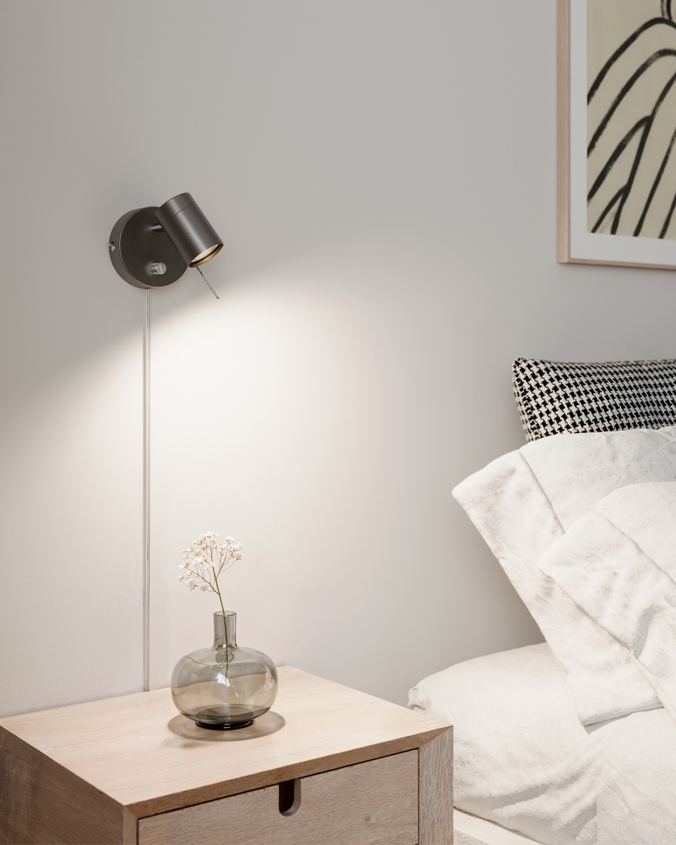 Correct Stålgrå læselampe Fra By Rydéns - Correct v&aelig;glampe er en stilfuld og minimalistisk v&aelig;gspotlight med et justerbart lampehoved, hvor du nemt kan tilpasse dit lys.