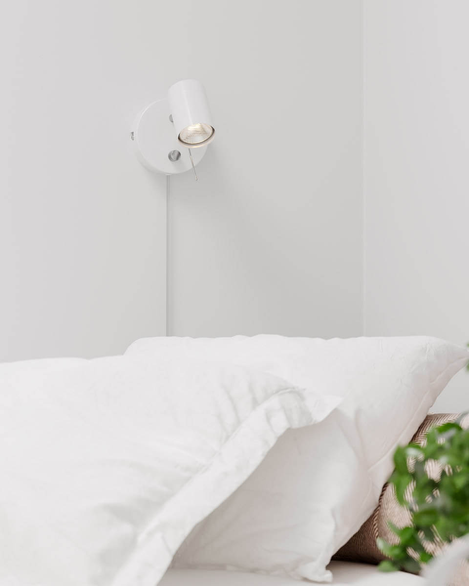 Correct Hvid læselampe Fra By Rydéns - Correct v&aelig;glampe er en stilfuld og minimalistisk v&aelig;glampe med et justerbart lampehoved, hvor du nemt kan tilpasse din lysstyrke.