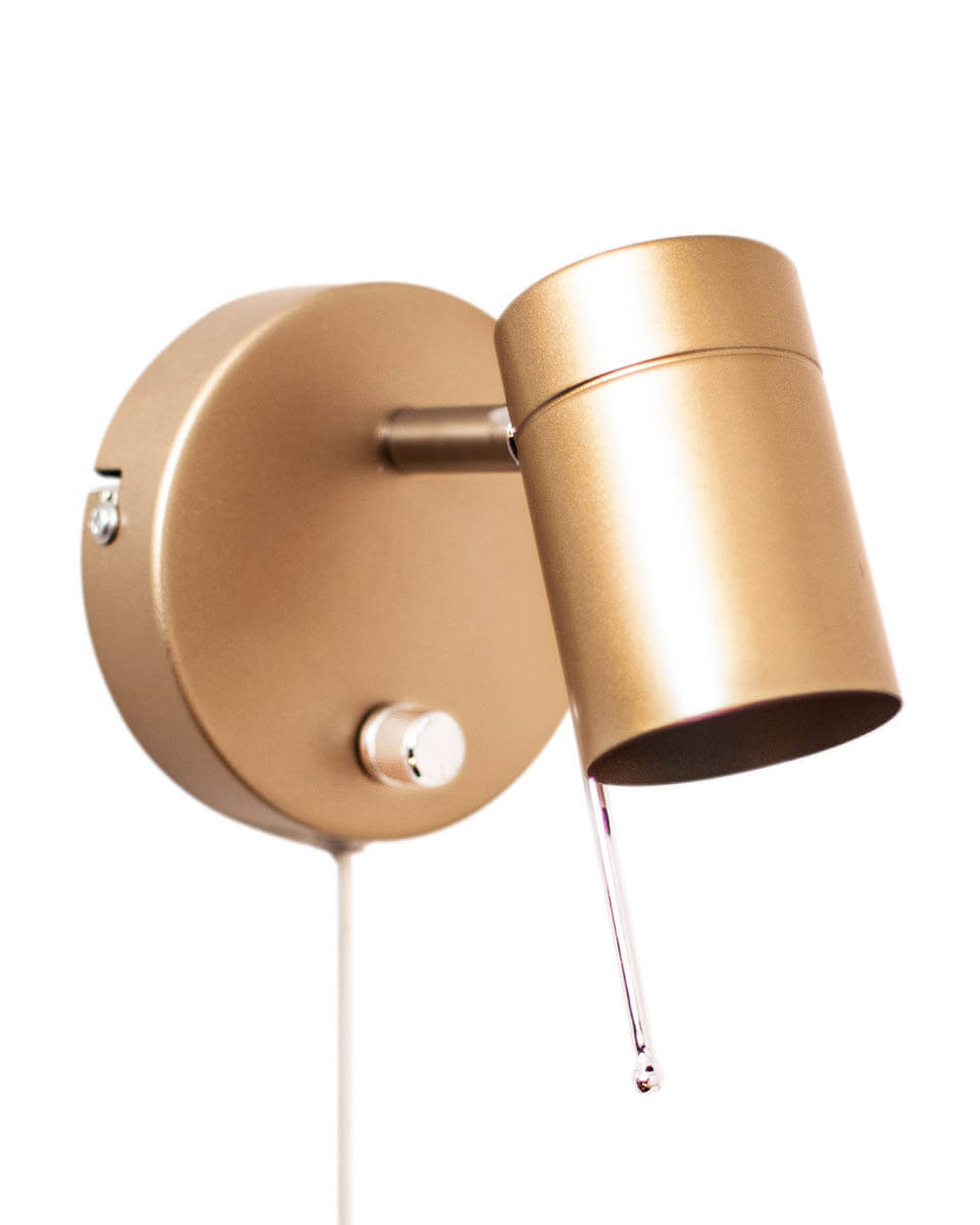 Correct Guld læselampe Fra By Rydéns - Correct vægspots' stilrene ydre gør det en fordel at blive placeret overalt, hvor du har brug for at sprede ekstra lys.