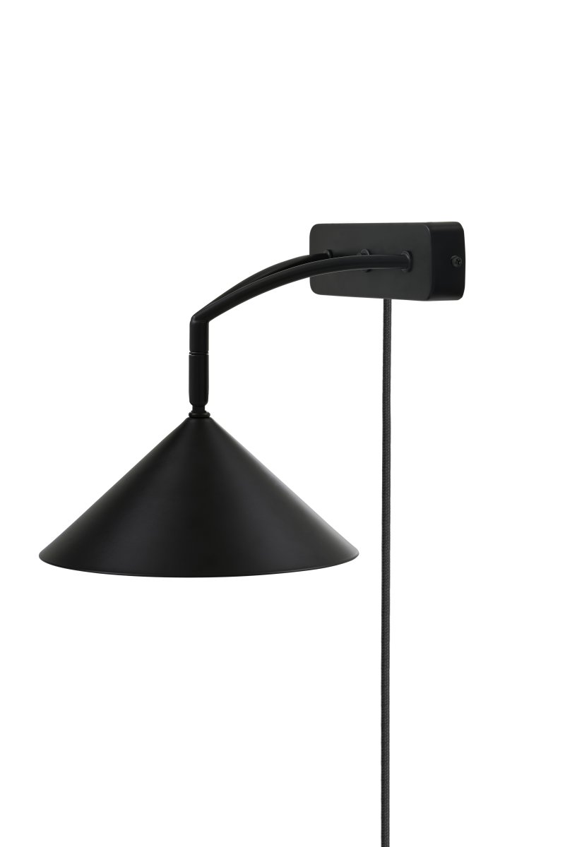 Curve Sort læselampe Fra Globen Lighting - Sk&aelig;rmen giver et rettet lys og kan vinkles b&aring;de i h&oslash;jden og sidel&aelig;ns.