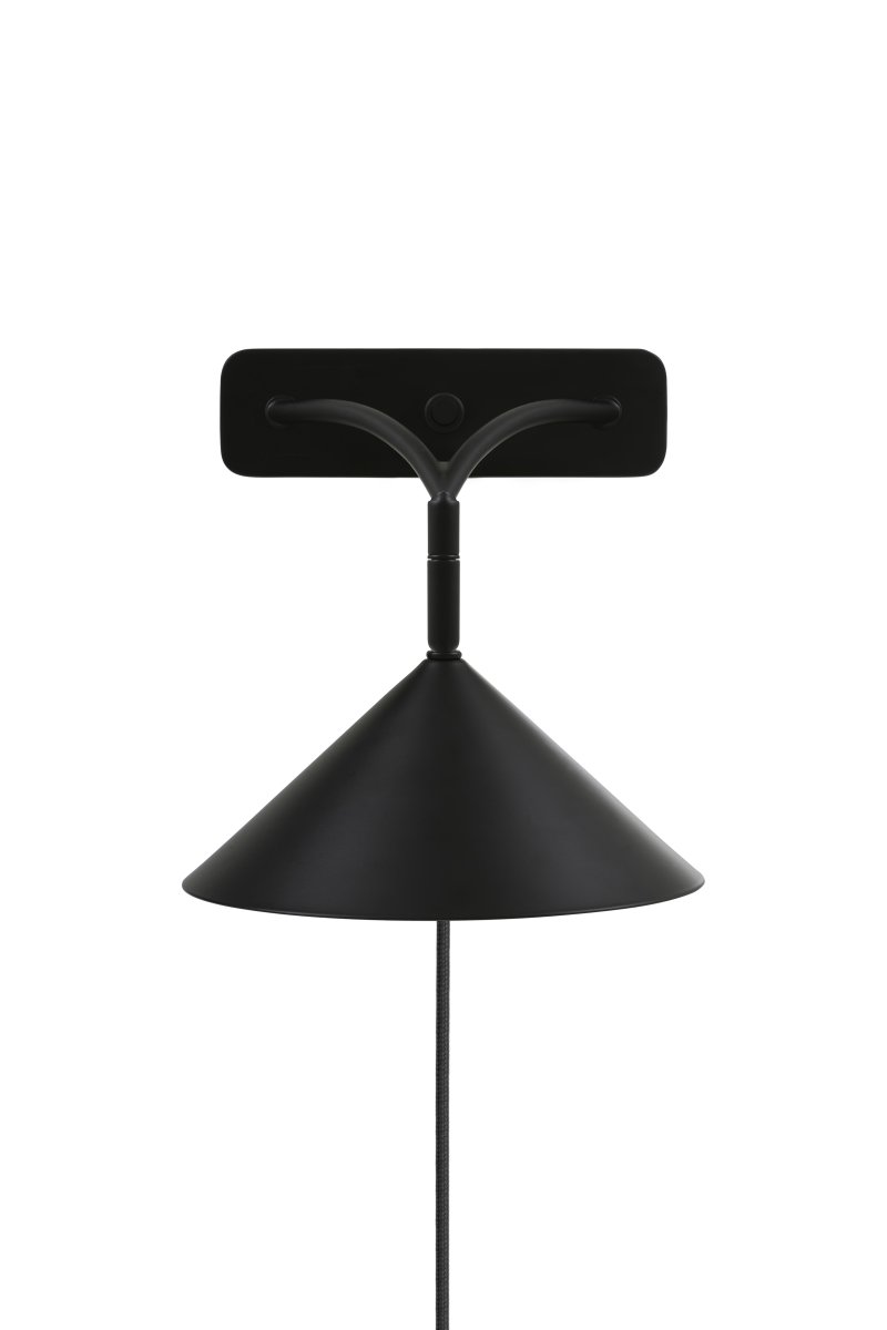 Curve Sort læselampe Fra Globen Lighting - Sk&aelig;rmen giver et rettet lys og kan vinkles b&aring;de i h&oslash;jden og sidel&aelig;ns.