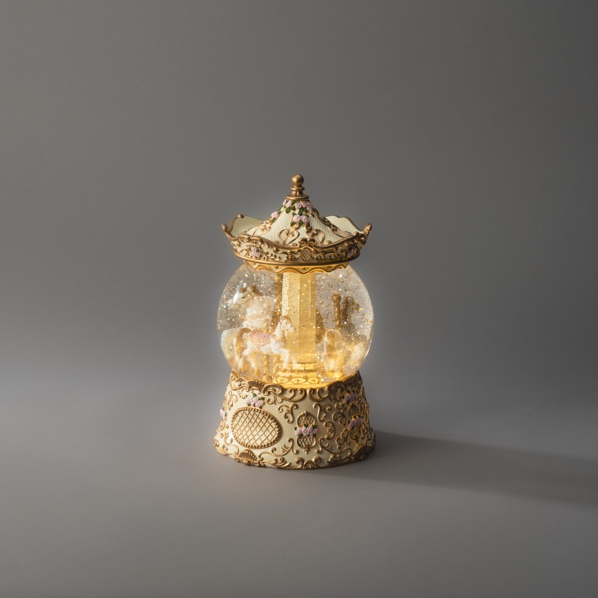 Vandfyldt lanterne Karussel Guld Fra Konstsmide - Lanternen er udstyret med en timerfunktion, 5 timer t&aelig;ndt og 19 timer slukket, gentagne gange, for nem og bekvem brug.