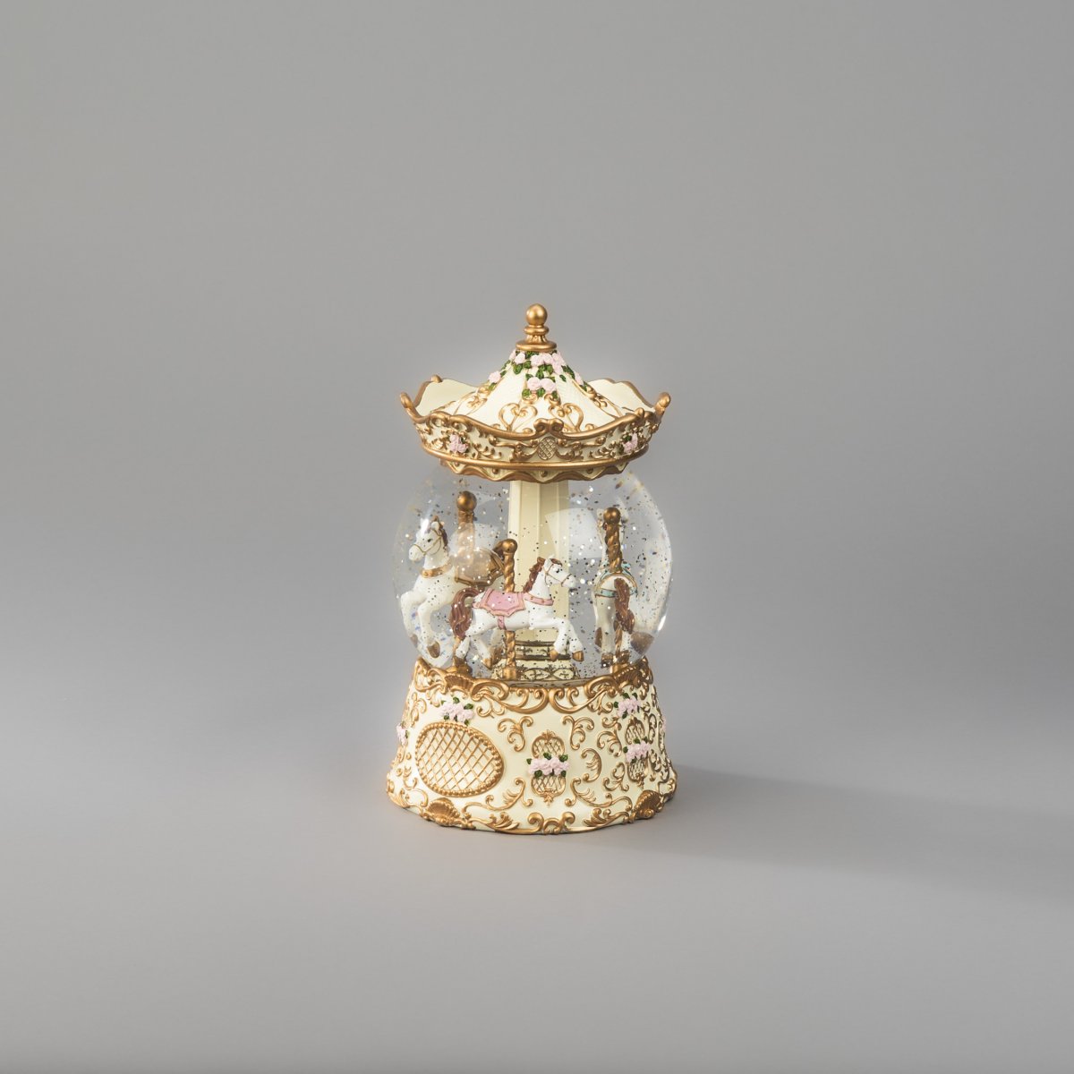 Vandfyldt lanterne Karussel Guld Fra Konstsmide - Lanternen er udstyret med en timerfunktion, 5 timer t&aelig;ndt og 19 timer slukket, gentagne gange, for nem og bekvem brug.