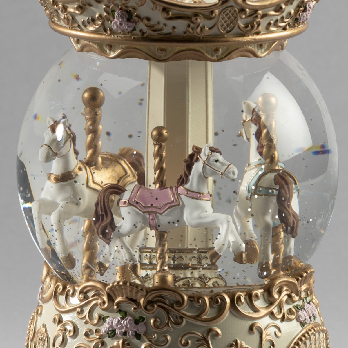 Vandfyldt lanterne Karussel Guld Fra Konstsmide - Lanternen er udstyret med en timerfunktion, 5 timer t&aelig;ndt og 19 timer slukket, gentagne gange, for nem og bekvem brug.