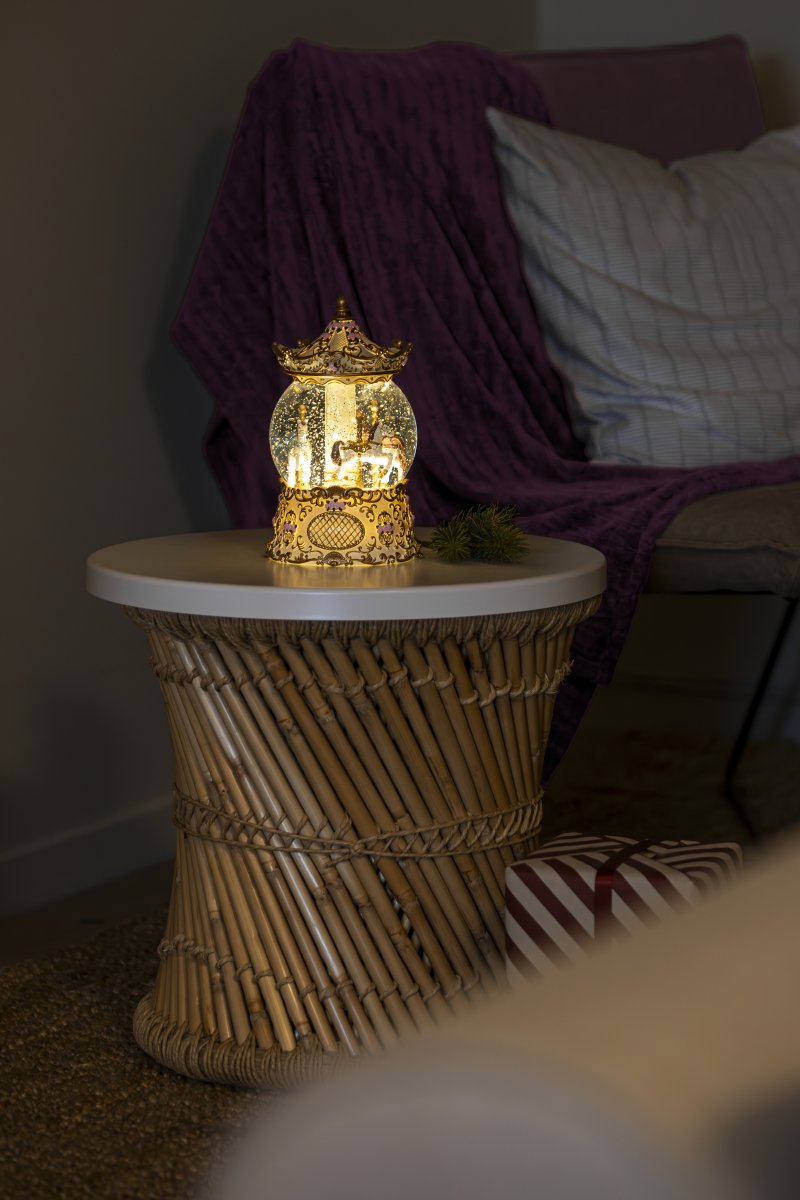 Vandfyldt lanterne Karussel Guld Fra Konstsmide - Lanternen er udstyret med en timerfunktion, 5 timer t&aelig;ndt og 19 timer slukket, gentagne gange, for nem og bekvem brug.