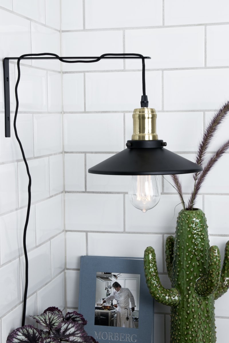 Disc 40cm Sort væglampe Fra Globen Lighting - Disc er en elegant v&aelig;glampe med et industrielt design, lavet af sort metal med messingdetaljer.