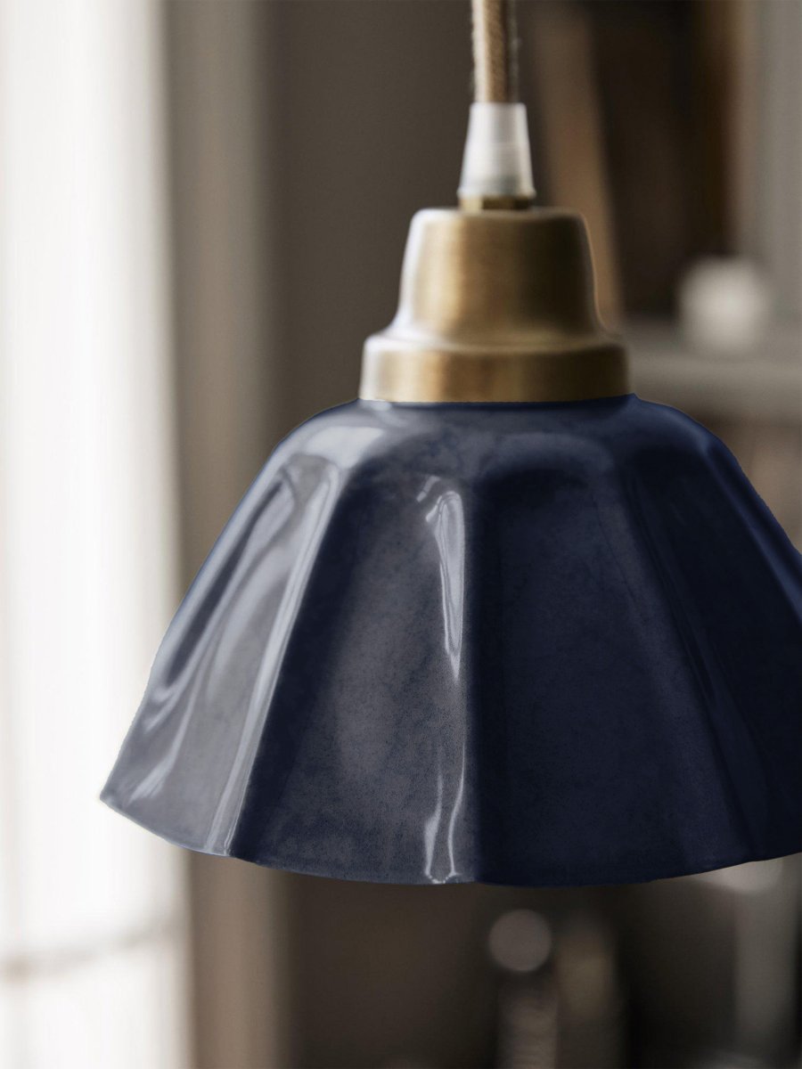 Ester Ø17 Blå vindueslampe Fra PR Home - Formen har et klassisk vintage-look og har en top i antik messingfinish.