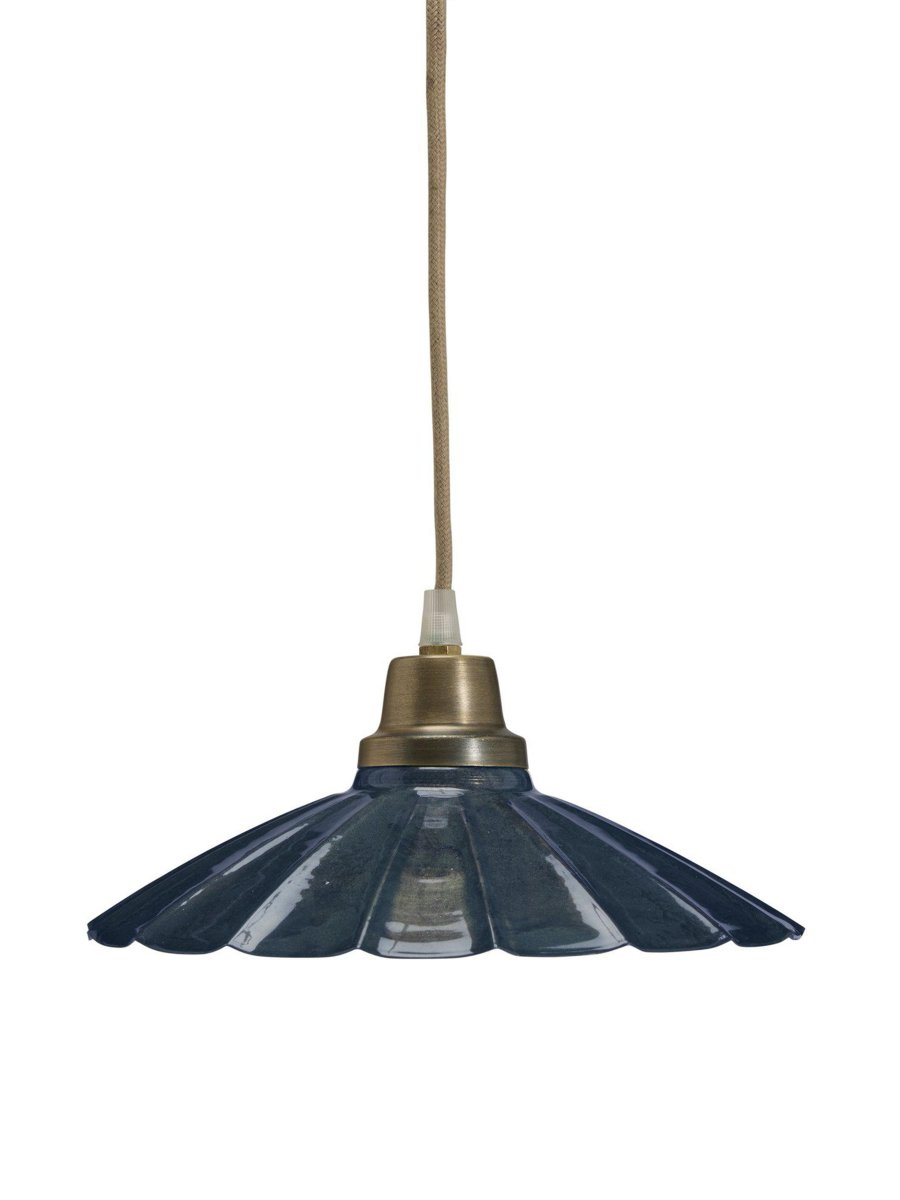 Ester Ø24 Blå vindueslampe Fra PR Home - Formen har et klassisk vintage-look og har en top i antik messingfinish.