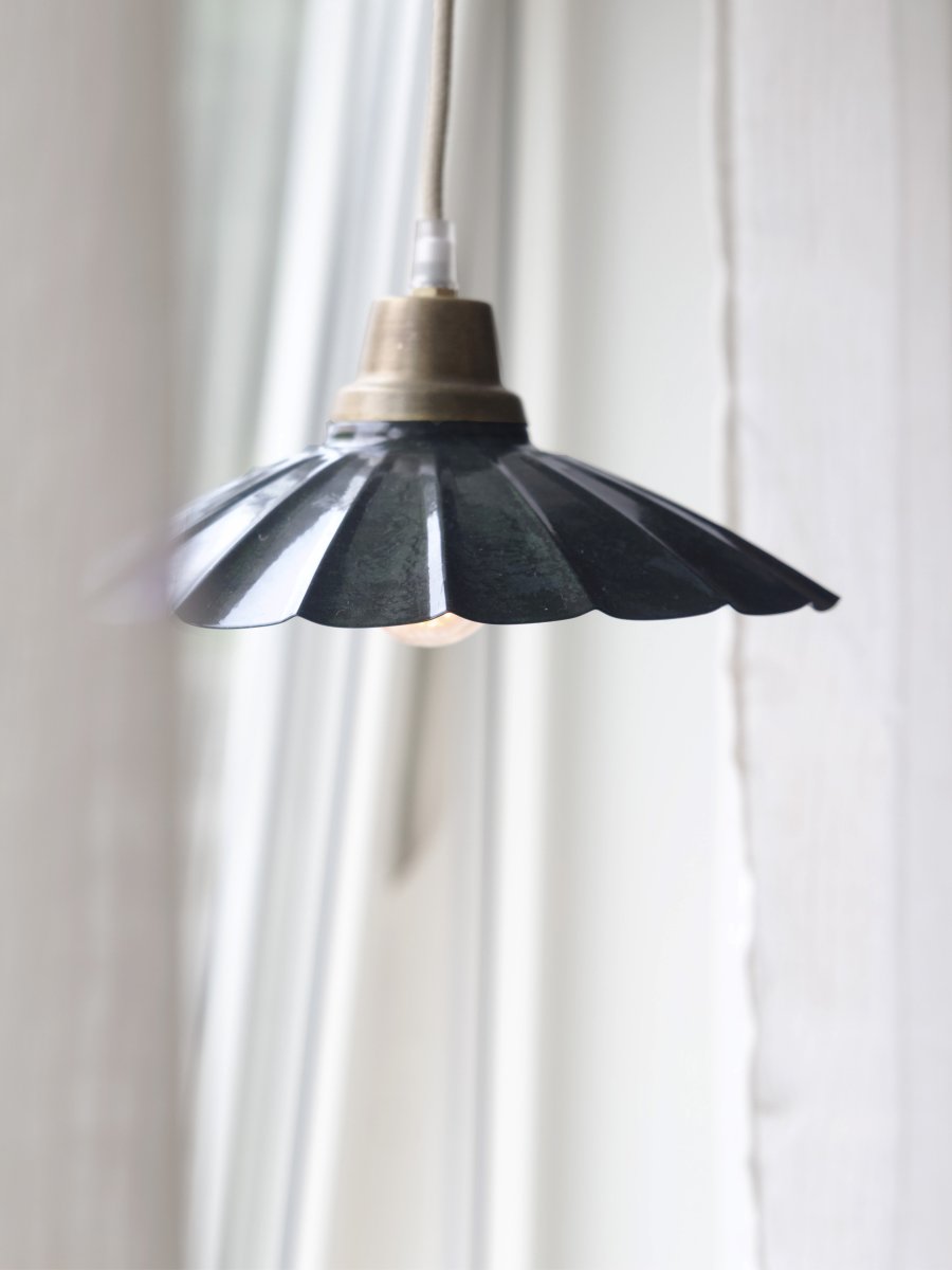 Ester Ø24 Blå vindueslampe Fra PR Home - Formen har et klassisk vintage-look og har en top i antik messingfinish.
