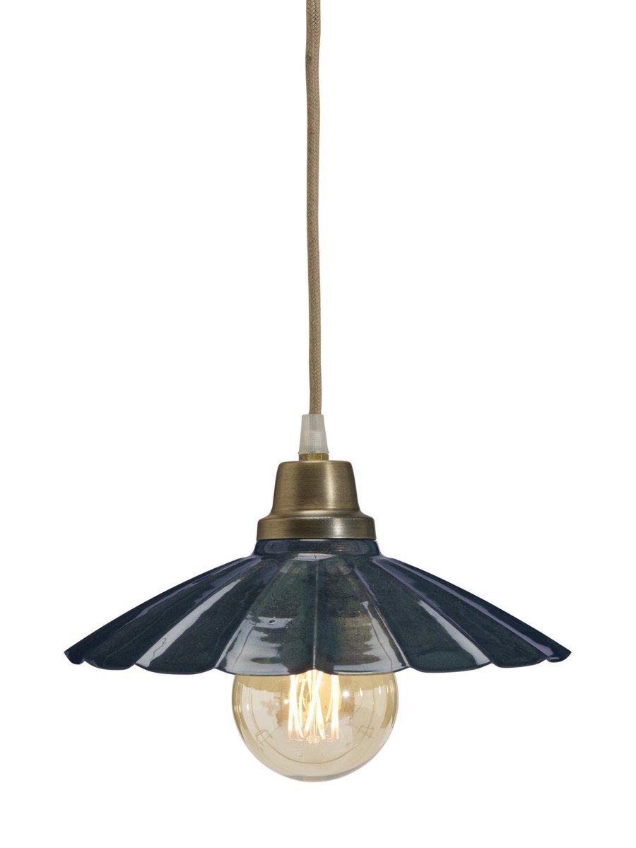 Ester Ø24 Blå vindueslampe Fra PR Home - Formen har et klassisk vintage-look og har en top i antik messingfinish.