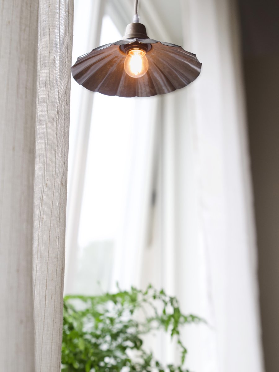 Ester Ø24 Blå vindueslampe Fra PR Home - Formen har et klassisk vintage-look og har en top i antik messingfinish.
