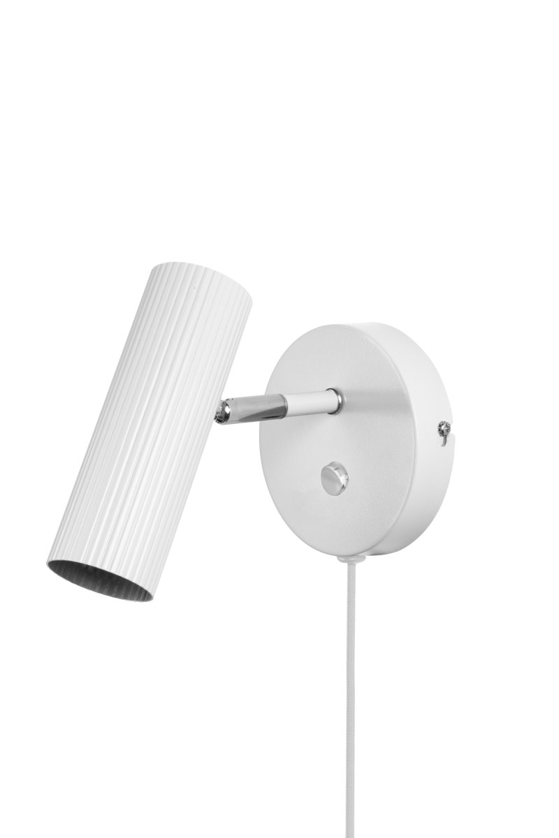Hubble Hvid læselampe Fra Globen Lighting - Hubble er en moderne væglampe med en rørformet, enkelt, ribbet metalskærm.