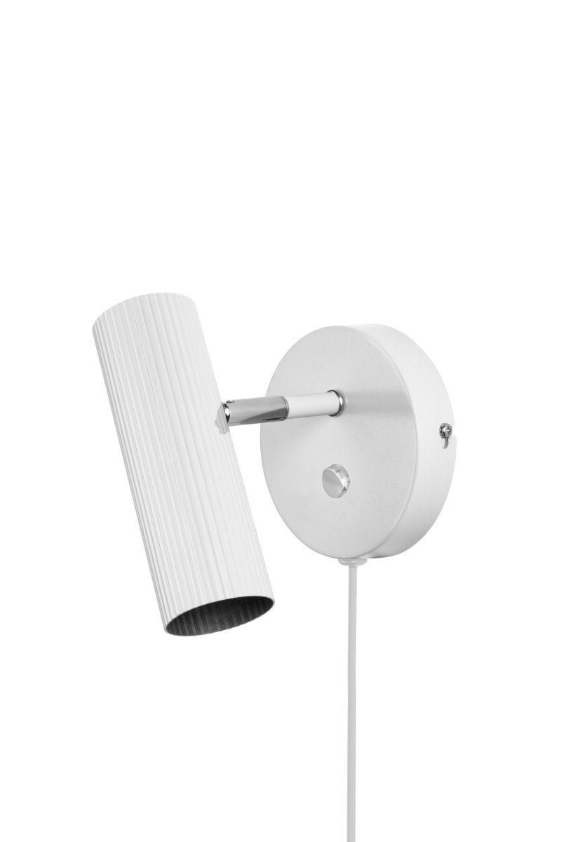 Hubble Hvid læselampe Fra Globen Lighting - Hubble er en moderne væglampe med en rørformet, enkelt, ribbet metalskærm.