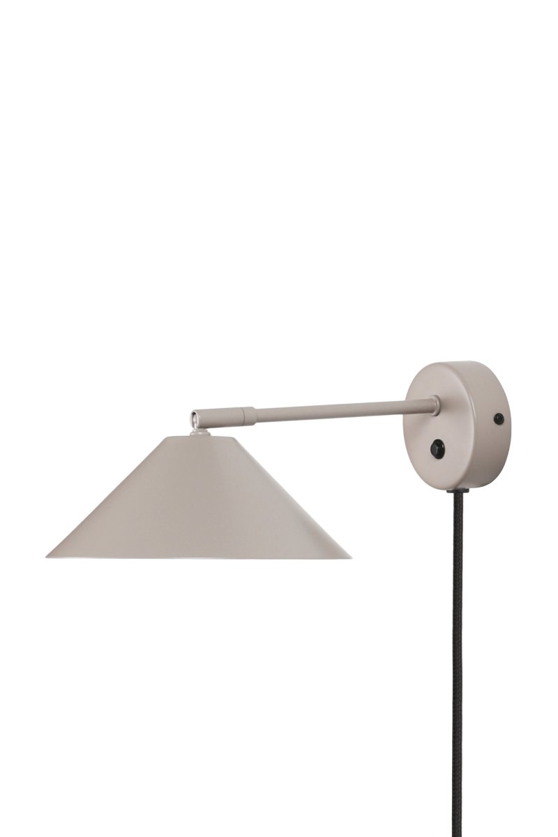 Cannes 30cm Beige læselampe Fra Globen Lighting - Skærmen giver et nedadrettet, blødt og behageligt lys og kan vinkles både i højden og sidelæns.
