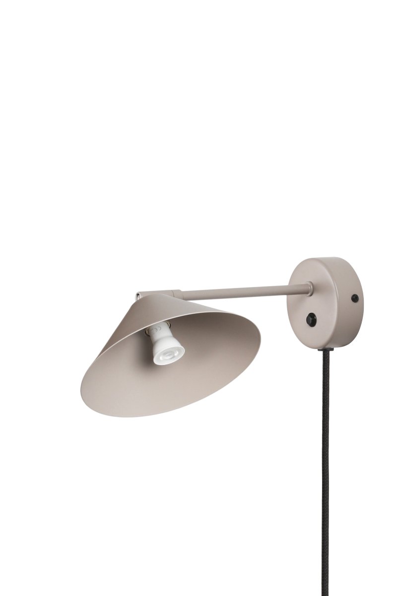 Cannes 30cm Beige læselampe Fra Globen Lighting - Skærmen giver et nedadrettet, blødt og behageligt lys og kan vinkles både i højden og sidelæns.
