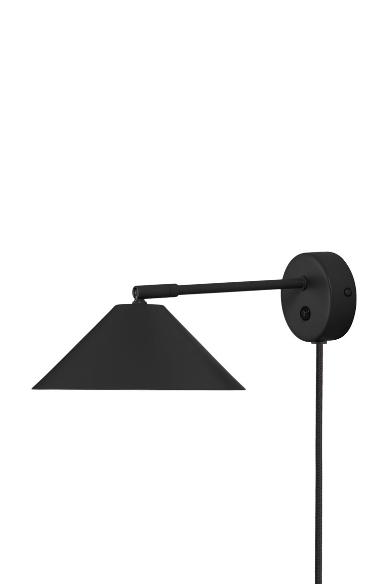 Cannes 30cm Sort læselampe Fra Globen Lighting - Skærmen giver et nedadrettet, blødt og behageligt lys og kan vinkles både i højden og sidelæns.