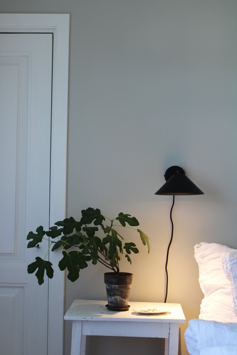 Cannes 30cm Sort læselampe Fra Globen Lighting - Skærmen giver et nedadrettet, blødt og behageligt lys og kan vinkles både i højden og sidelæns.