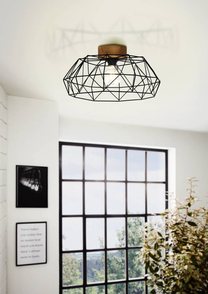 Padstow Ø45.5 Sort plafond Fra Eglo - Med en sort metalramme i et markant polygonalt design og en naturlig trædetalje, der står i kontrast til det industrielle, bliver denne lampe et kunstværk i sig selv.