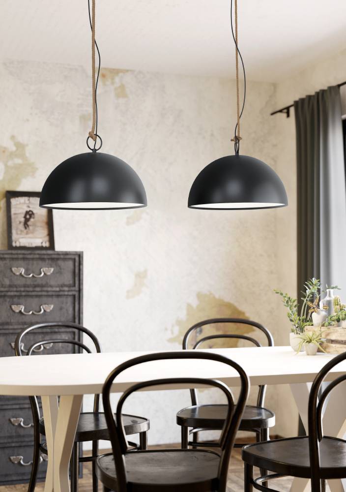Hodsoll 125cm Sort loftslampe Fra Eglo - Lampen er perfekt til køkken eller spisestue og passer ind i et miljø; med både moderne og rustikke elementer.