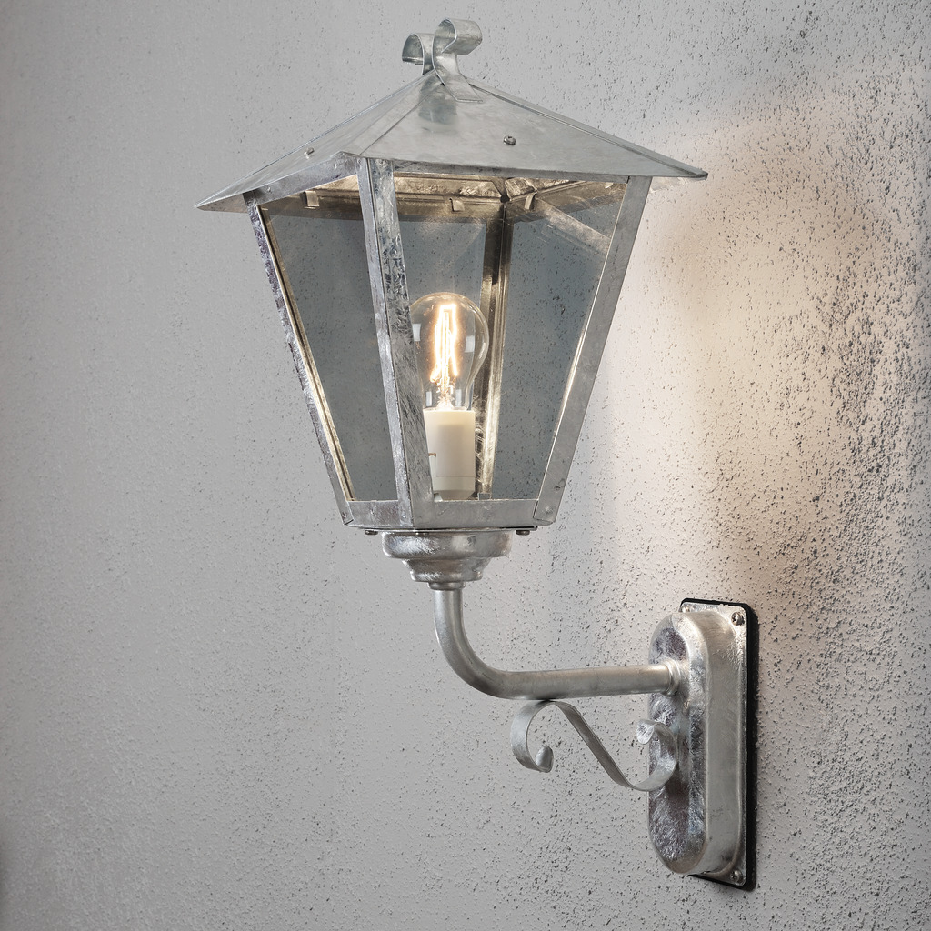 Benu Galvaniseret stål udendørslampe Fra Konstsmide - Denne lampe er lavet til at modst&aring; alle vejrforhold og er en holdbar og stilfuld l&oslash;sning til udend&oslash;rsbelysning.